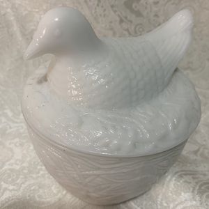 🛼 Vintage Avon “Bird on Nest” Milk Glass Covered Dish
